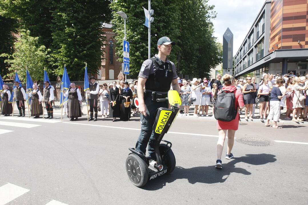 Įvairovė: Palangoje policininkus šiandien galima pamatyti ne tik jojančius ant žirgų ar važiuojančius dviračiais, bet ir tarp vasarotojų nardančius moderniausiais riedžiais.