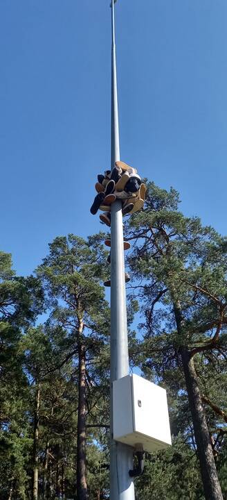 Užmetė: šalia riedlenčių parko stebėjimo kameros stulpas jau kurį laiką aplipdytas batais.
