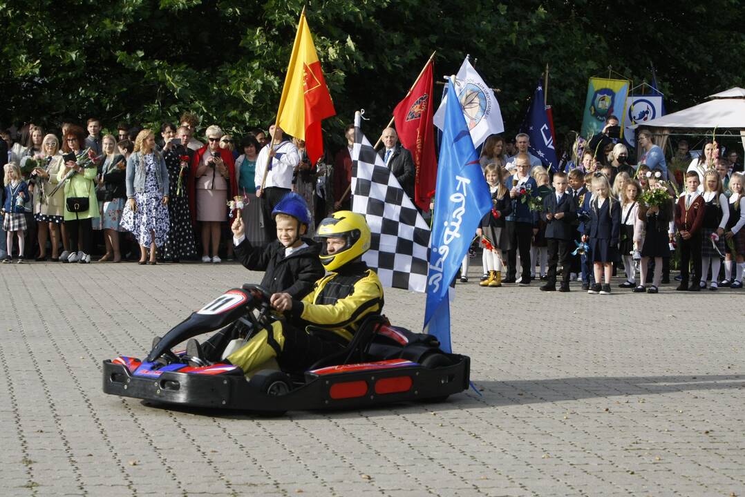 Skambutis: į simbolinę pirmąją pamoką Lietuvininkų aikštėje rinkosi būriai mokinių.