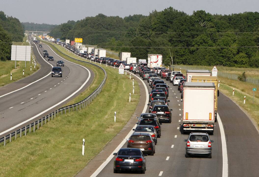 Realybė: automobilių prekeiviai įsitikinę, kad mūsų žmonės į elektromobilius persės tik tuomet, jei gamintojai prigamins jų tokių, kuriais bus galima per Lietuvą pervažiuoti be papildomo įkrovimo.