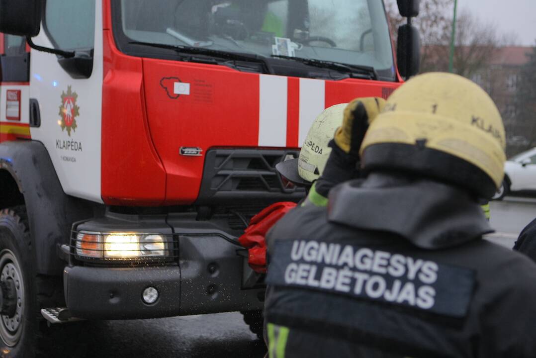 Pagalba: ugniagesiai atskubėjo į butą, kuriame sprogo dujos, bet ugnis jau buvo užgesinta.