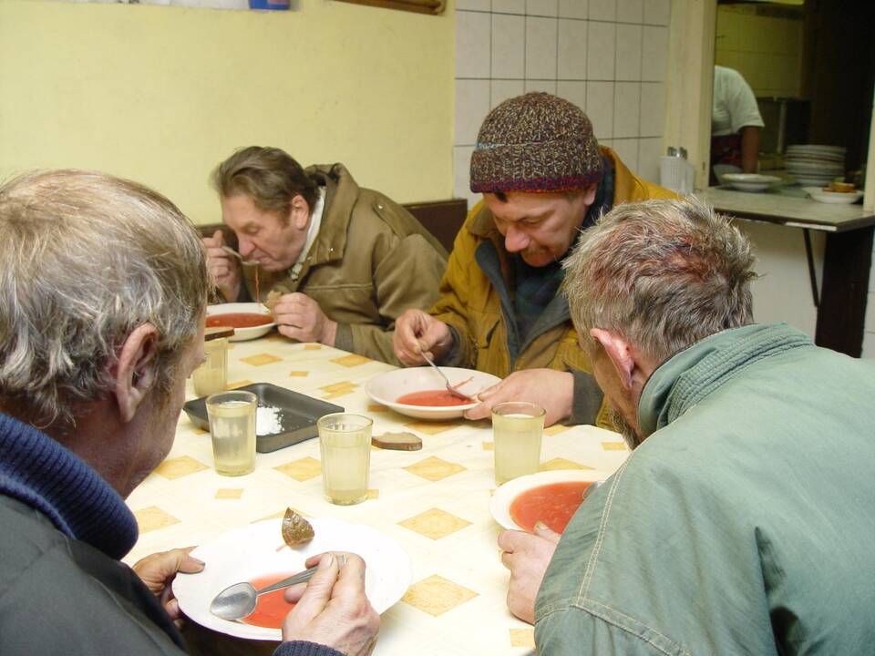 Uždarė: dėl karantino Klaipėdoje buvo uždarytos visos labdaros valgyklos, tad miesto benamiai liko be galimybės gauti šilto maisto.
