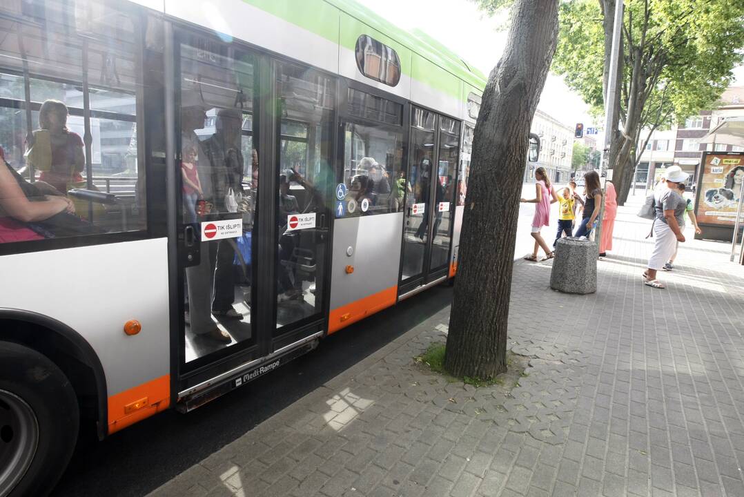 Rezultatas: vis švelnėjančios karantino sąlygos į autobusus grąžina ir keleivius.