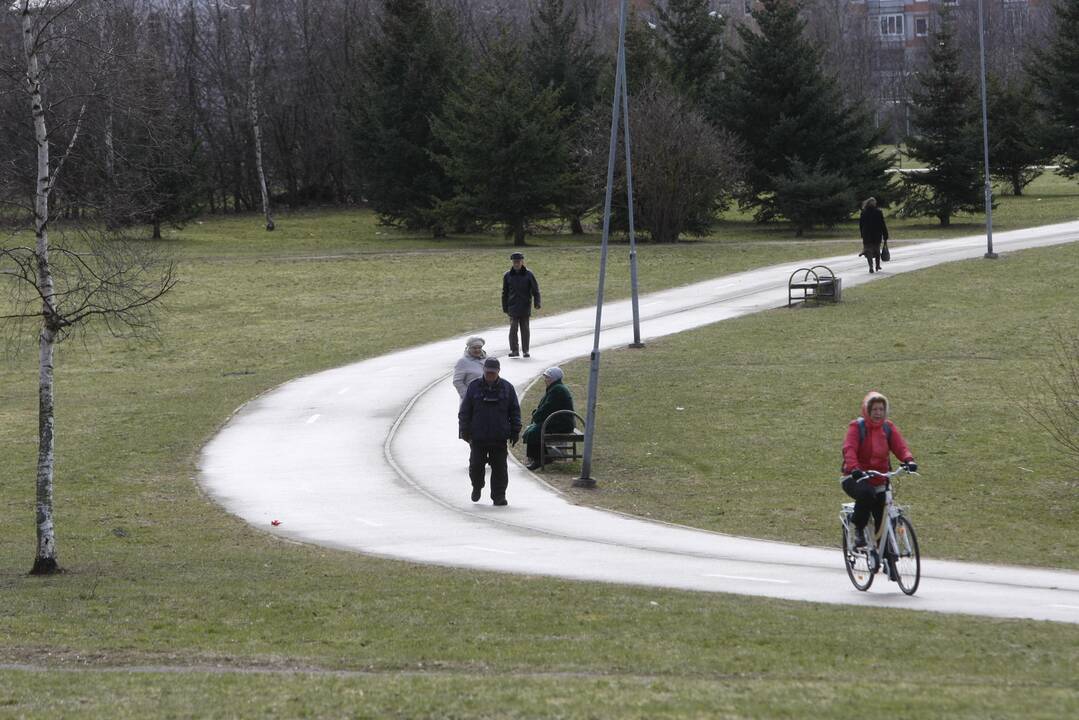 Prognozės: šiandien dar galime mėgautis maloniu oru, pūs silpnas vėjas, lietaus nežadama, temperatūra sieks 9–11 laipsnius šilumos.