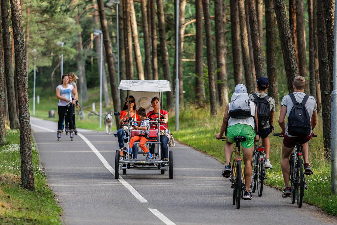 Trūkumas: dviratininkai pajūrio takuose pasigenda tam tikrų kultūros atributų – šiukšliadėžių ir tualetų.