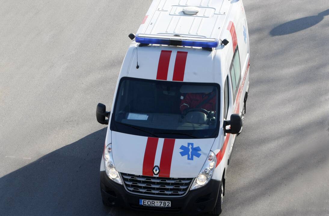 Pagalba: medikai skubėjo padėti avarijose nukentėjusiems žmonėms.