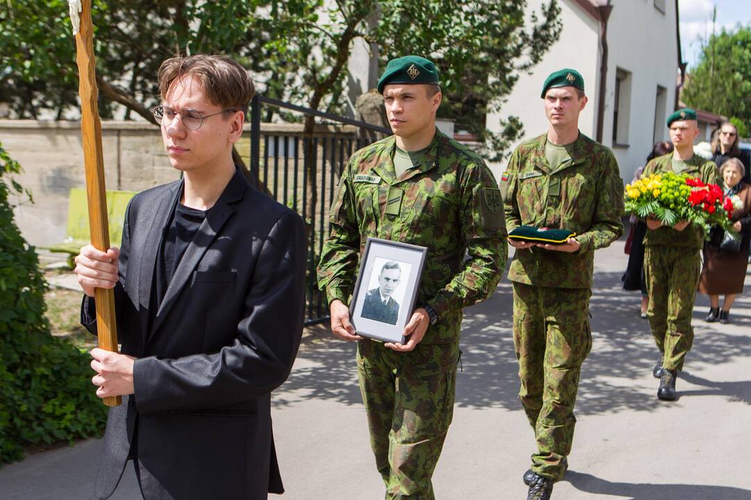 Perlaidotas jūrų karininkas R. B. Nakas
