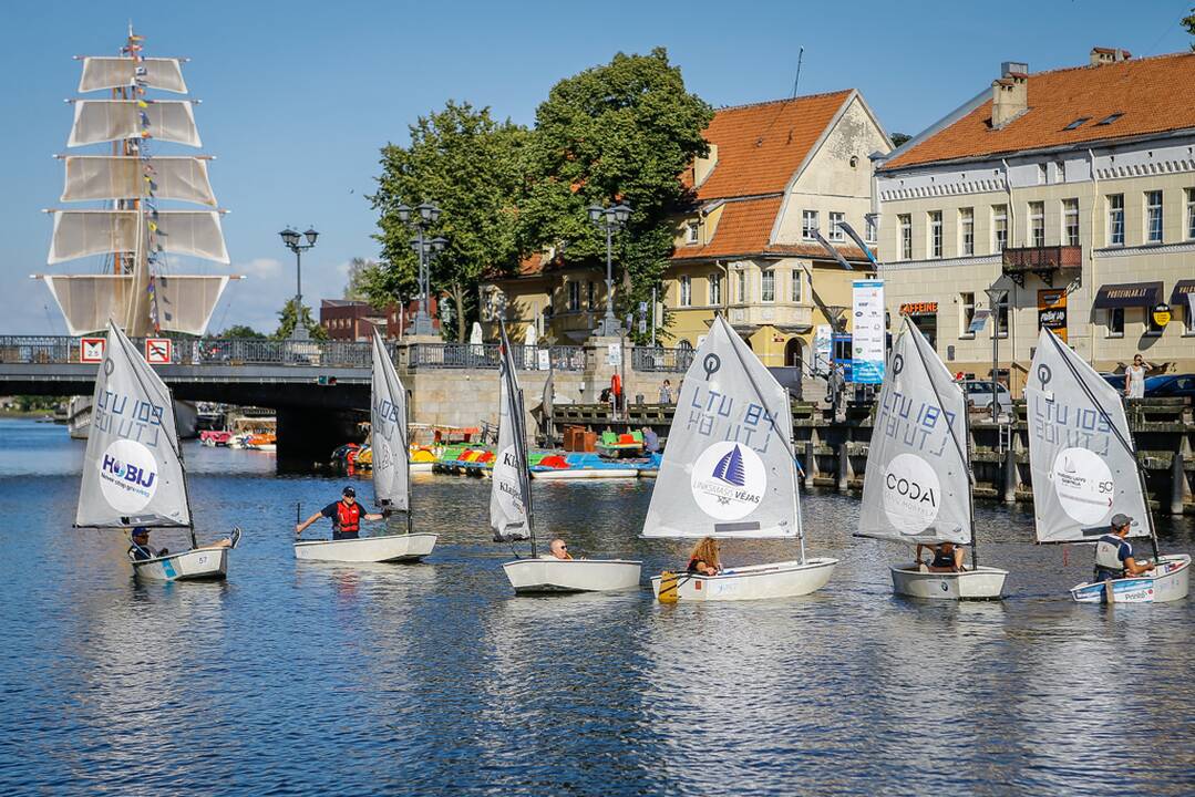 Tradicija: nuotaikingos "Optimist" klasės jachtų lenktynės Dangės upėje vyks jau trečią kartą.