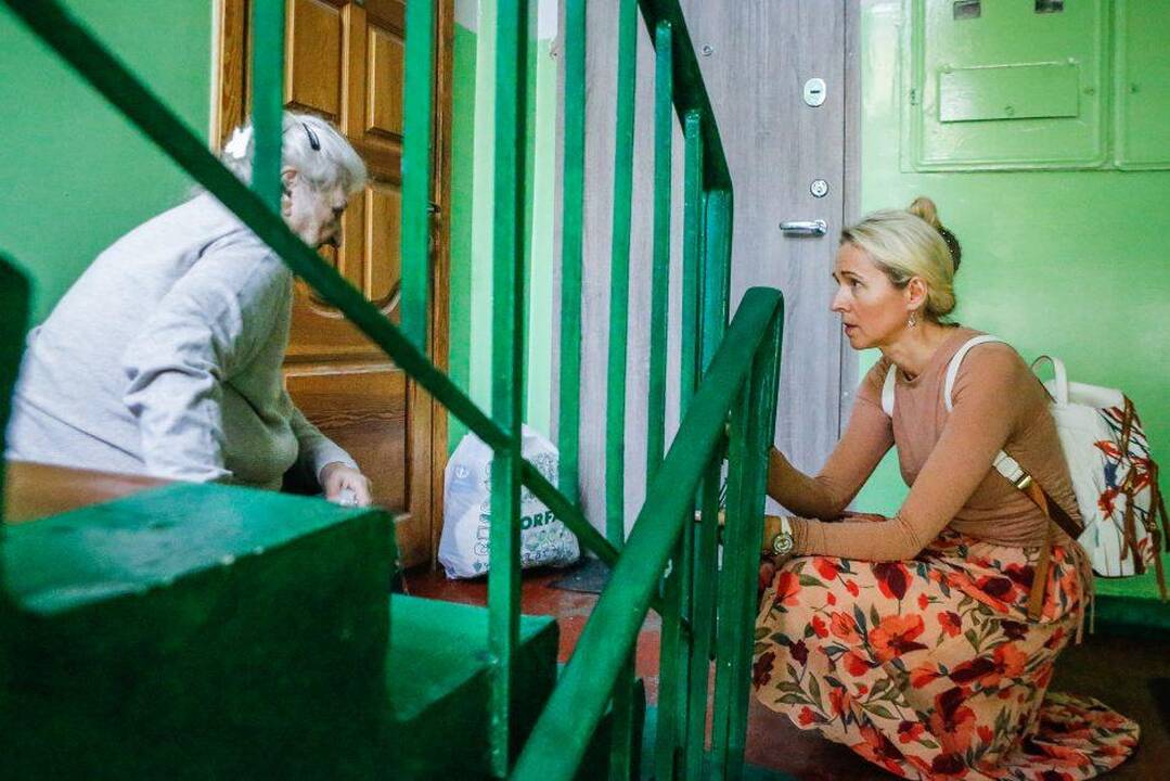 Nuostata: šiukšlėmis užgriozdintame ir dvokiančiame bute Baltijos prospekte gyvenanti garbaus amžiaus Ona į savo namus žmonių neįsileidžia ir su Socialinės paramos centro darbuotoja S.Beržiniene sutiko pasikalbėti tik laiptinėje.
