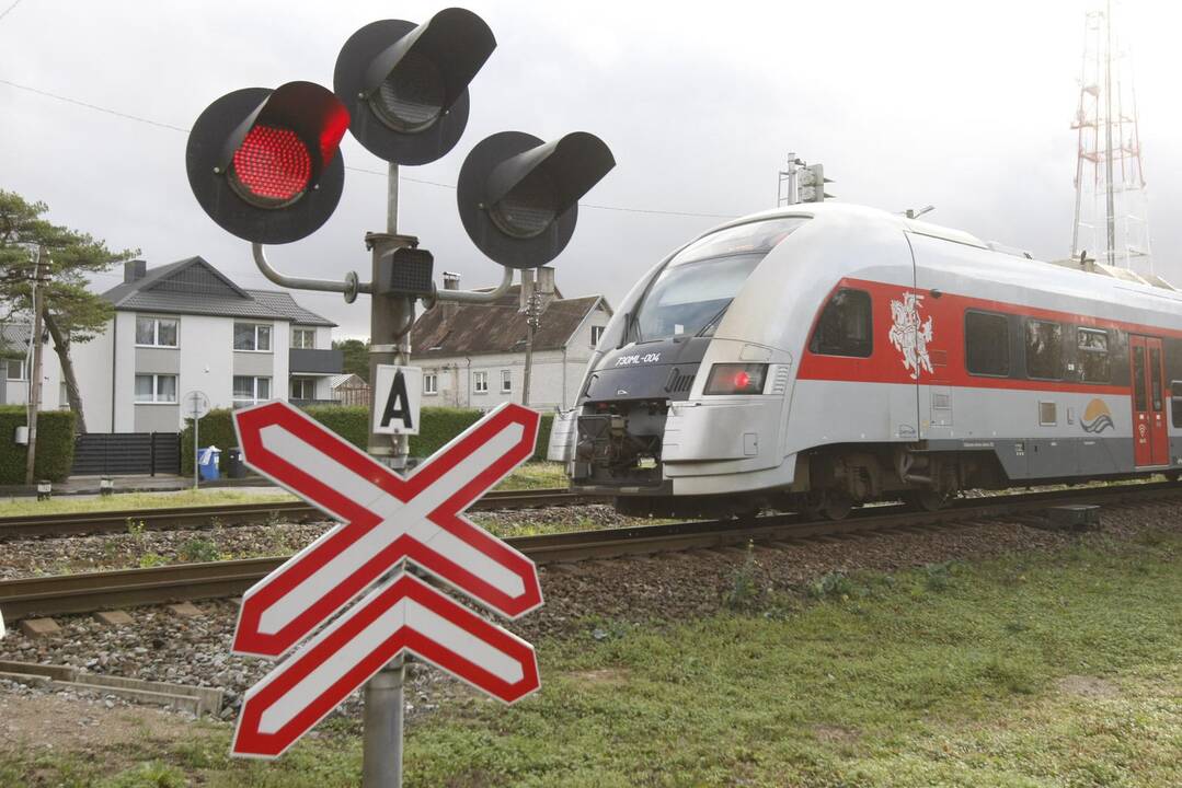 Riba: pasak "Lietuvos geležinkelių", maksimalus leistinas greitis Girulių stotyje prekiniams traukiniams yra 70–80 km/val., keleiviniams – 90–100 km/val.