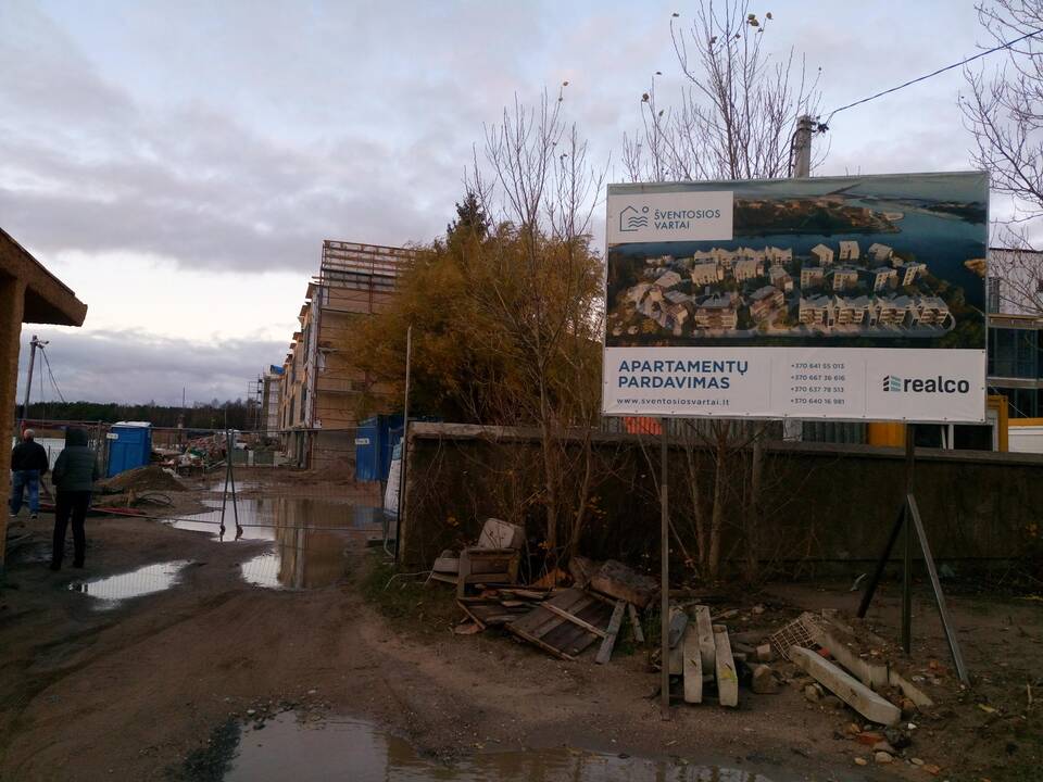 Aplinka: prabangius viešbučio tipo apartamentus statantys rangovai, sugėdinti gyventojų, mėgina sėti abejonių, jog visos šios šiukšlės gali būti ir visai ne jų paliktos statybinės atliekos.