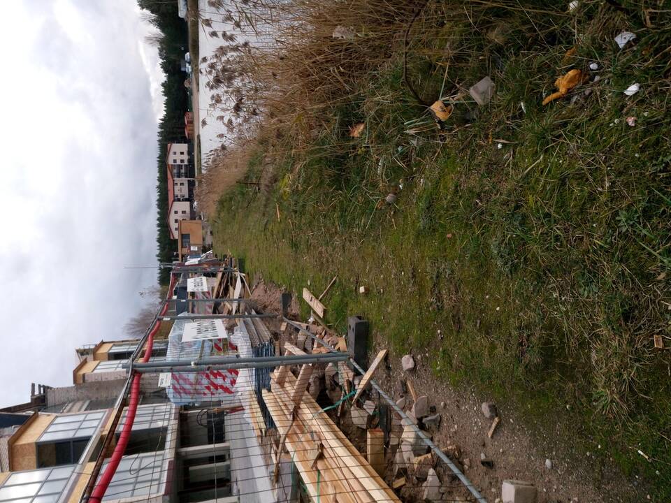 Aplinka: prabangius viešbučio tipo apartamentus statantys rangovai, sugėdinti gyventojų, mėgina sėti abejonių, jog visos šios šiukšlės gali būti ir visai ne jų paliktos statybinės atliekos.