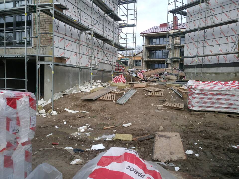 Aplinka: prabangius viešbučio tipo apartamentus statantys rangovai, sugėdinti gyventojų, mėgina sėti abejonių, jog visos šios šiukšlės gali būti ir visai ne jų paliktos statybinės atliekos.