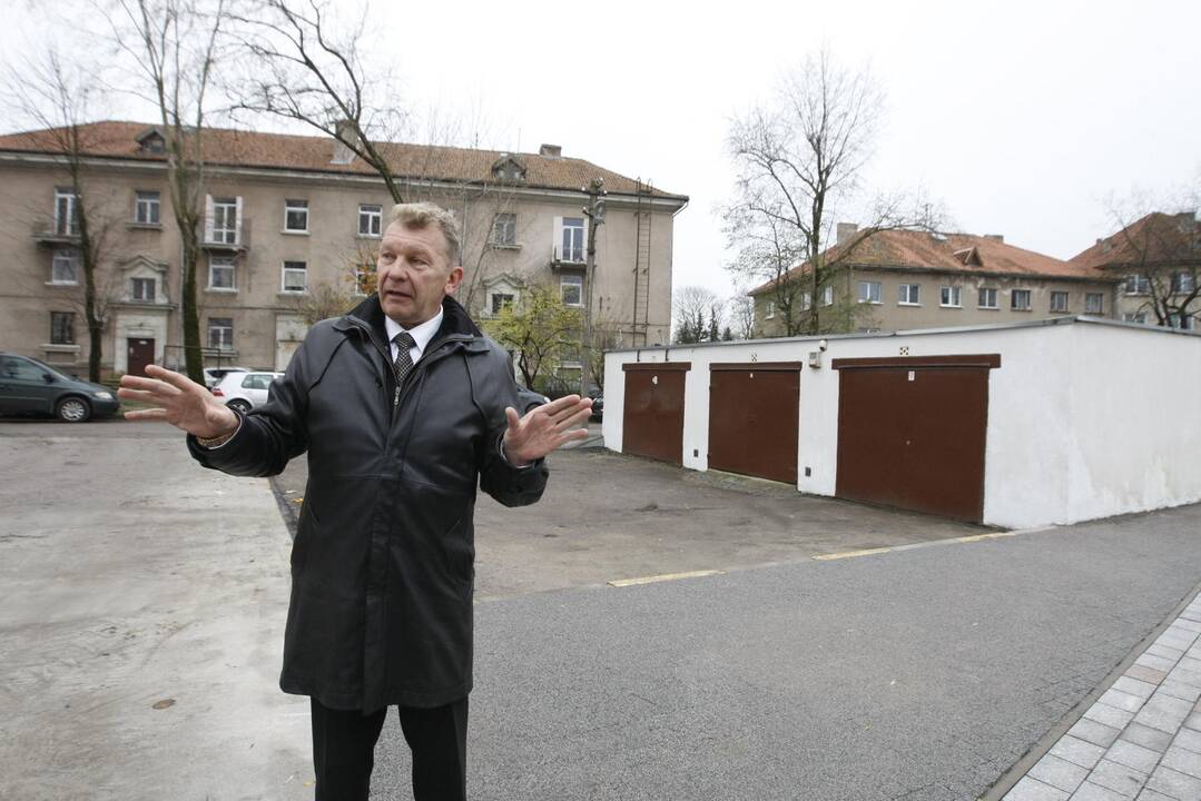 Grius: klaipėdiečio R.Kaminsko šeima senamiestyje turi tris garažus, tačiau juos žūtbūt užsimota nugriauti, o jų vietoje turėtų atsirasti mėlynai dažytas asfaltas.