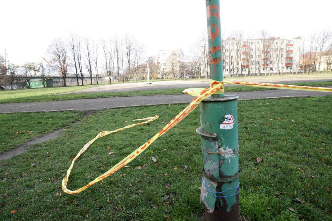 Nuostaba: Vitės kvartalo gyventojai savaitgalį kraipė galvas, matydami aptvertą stadioną, pirmadienį juosta daugelyje vietų jau buvo nudrėksta.