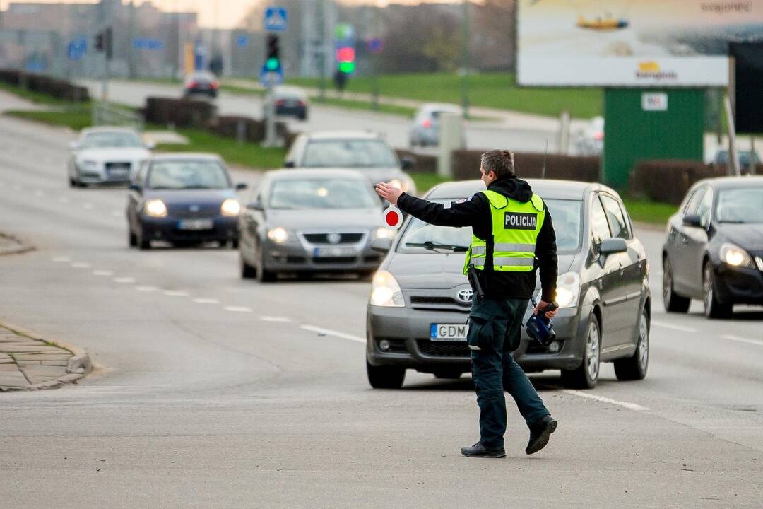 Skaičiai: policijos pareigūnai sekmadienį už greičio viršijimą nubaudė daugiau nei dvi dešimtis vairuotojų.