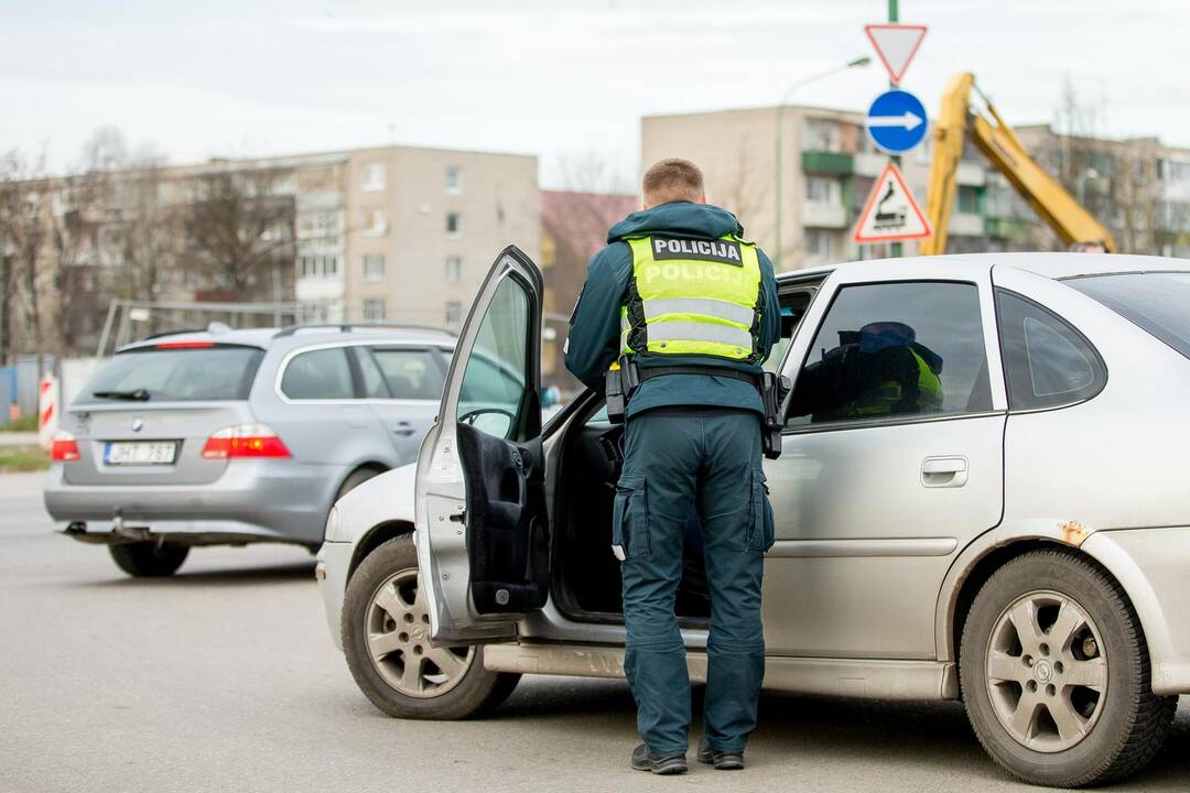 Skaičiai: policijos pareigūnai sekmadienį už greičio viršijimą nubaudė daugiau nei dvi dešimtis vairuotojų.