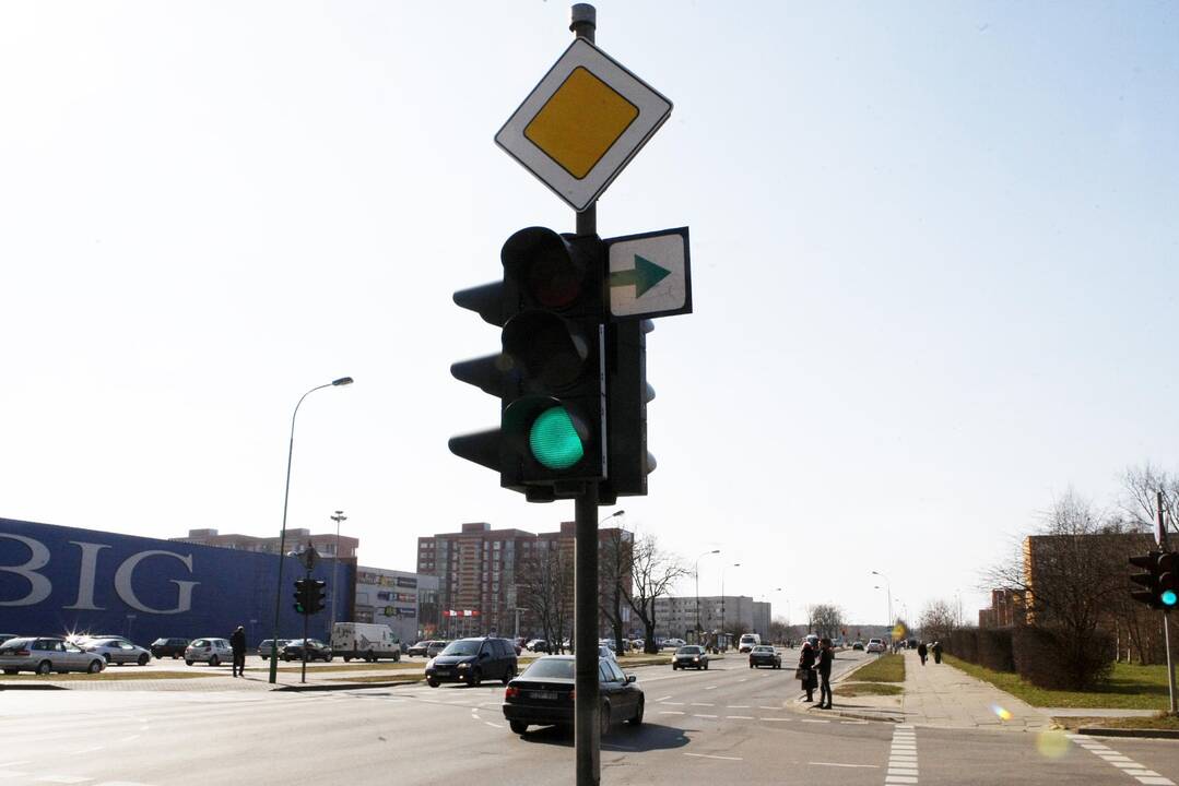 Susierzinimas: užsitęsęs žaliųjų rodyklių grąžinimo į miesto sankryžas procesas erzina ir vairuotojus, ir miesto valdžios atstovus.