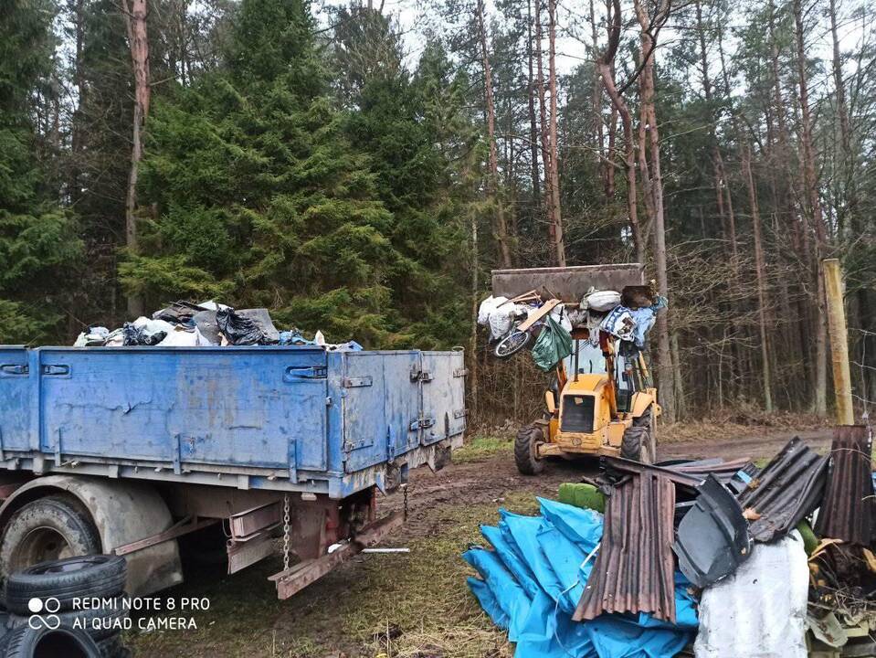 Mastas: Šernų miške girininkijos darbuotojai surinko ir specialia technika išgabeno kalnus gyventojų suvežtų šiukšlių.