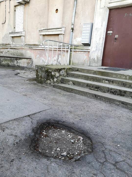 Problema: kai kuriuose uostamiesčio daugiabučių namų kiemuose atsirado nemenkų duobių.