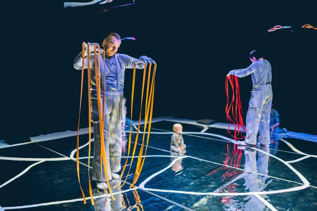 Scena iš Klaipėdos lėlių teatro spektaklio „Be galo, be krašto“ (rež. B.Banevičiūtė).