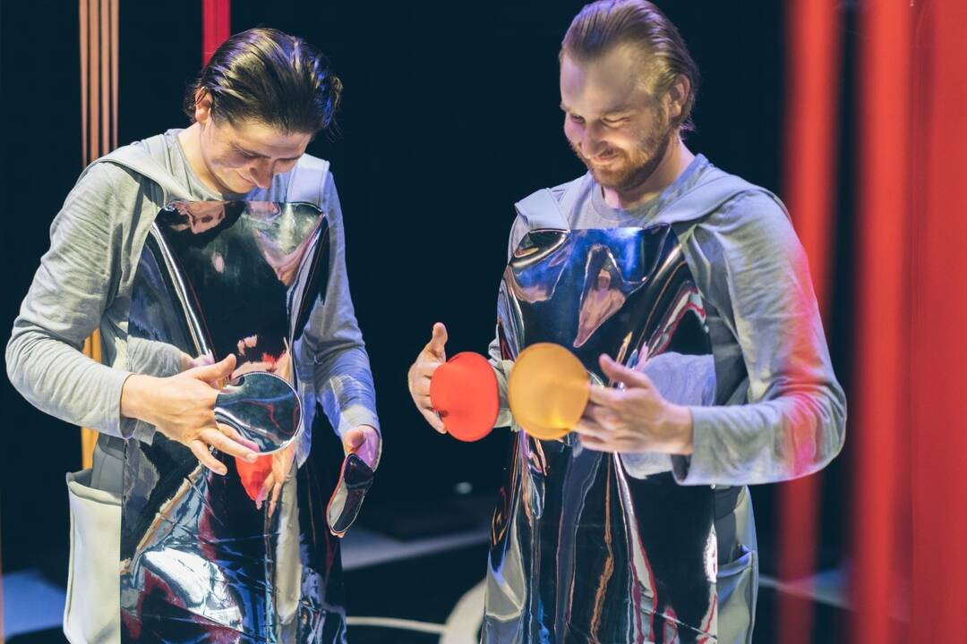 Scena iš Klaipėdos lėlių teatro spektaklio „Be galo, be krašto“ (rež. B.Banevičiūtė).