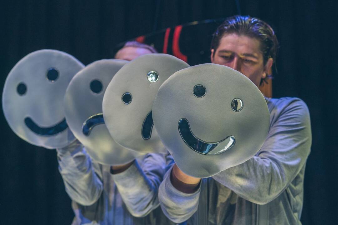 Scena iš Klaipėdos lėlių teatro spektaklio „Be galo, be krašto“ (rež. B.Banevičiūtė).
