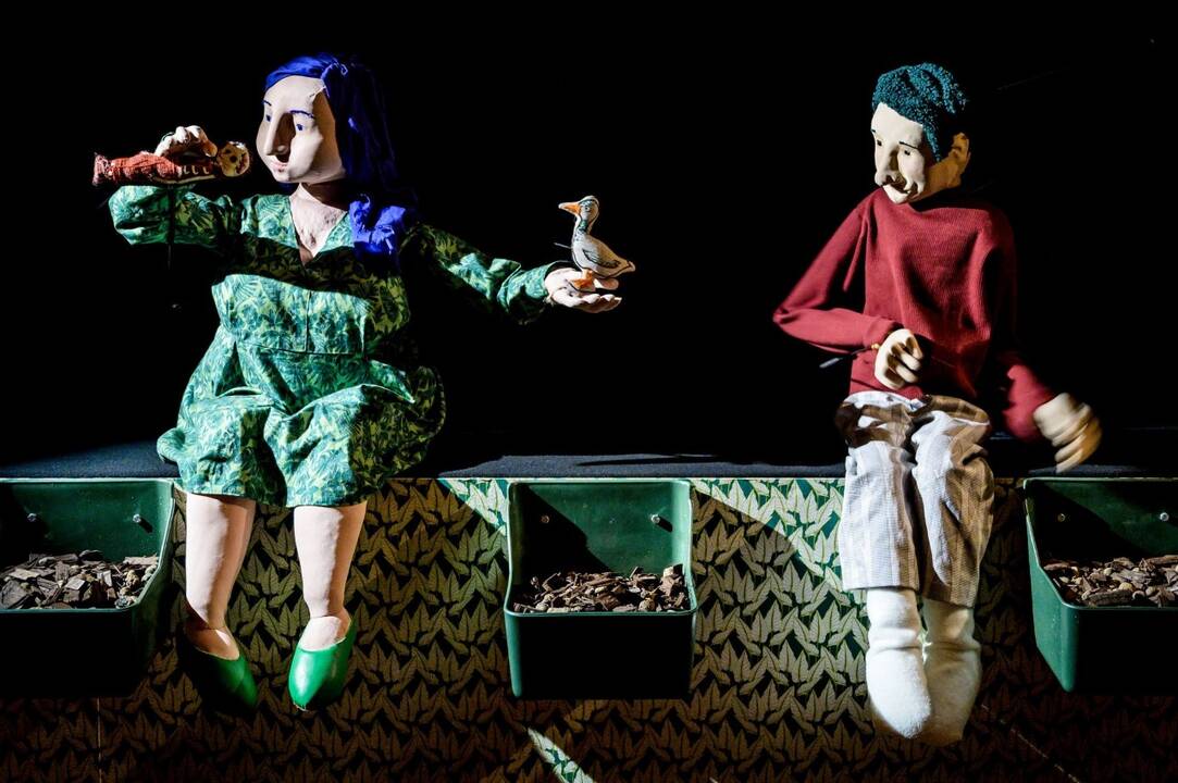 Scena iš spektaklio „Padarėliai“ (Pojūčių teatras, Lietuva).