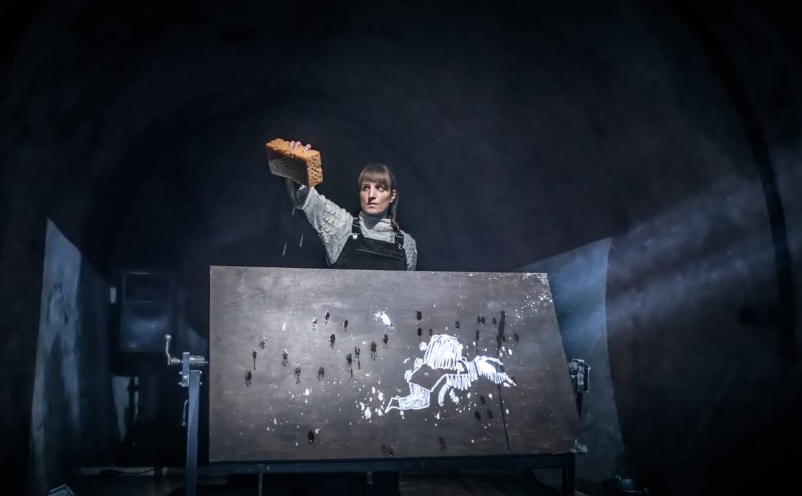 Scena iš spektaklio „Padarėliai“ (Pojūčių teatras, Lietuva).