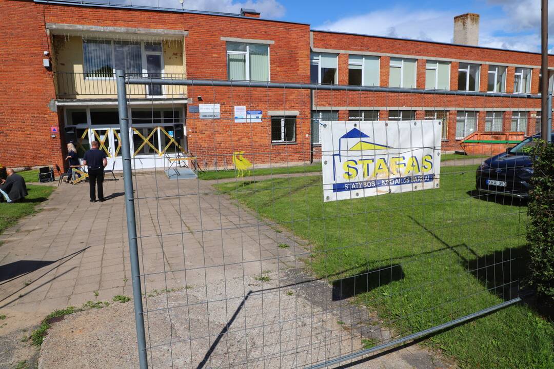 Statybininkai jau ėmėsi dau­gia­funk­cio cent­ro Užliedžiuose at­naujinimo darbų.