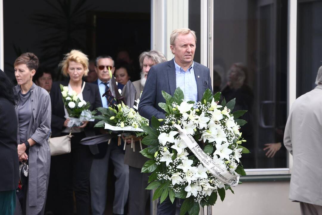 Atsisveikinimas su rašytoju R. Marčėnu