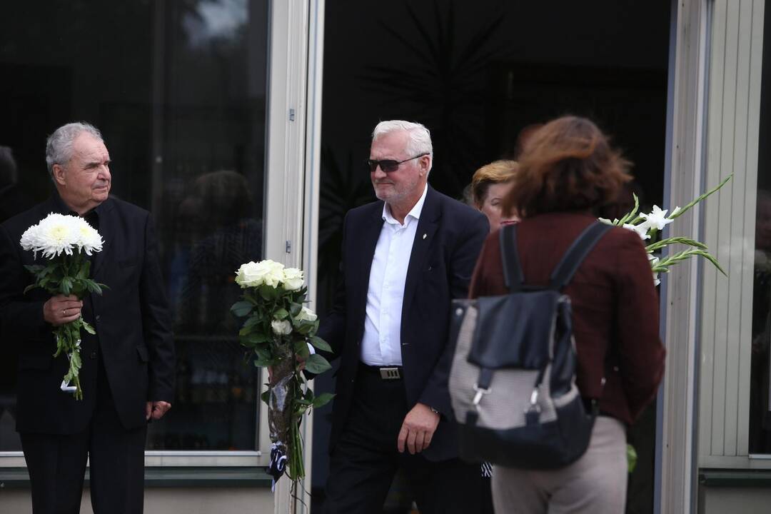 Atsisveikinimas su rašytoju R. Marčėnu