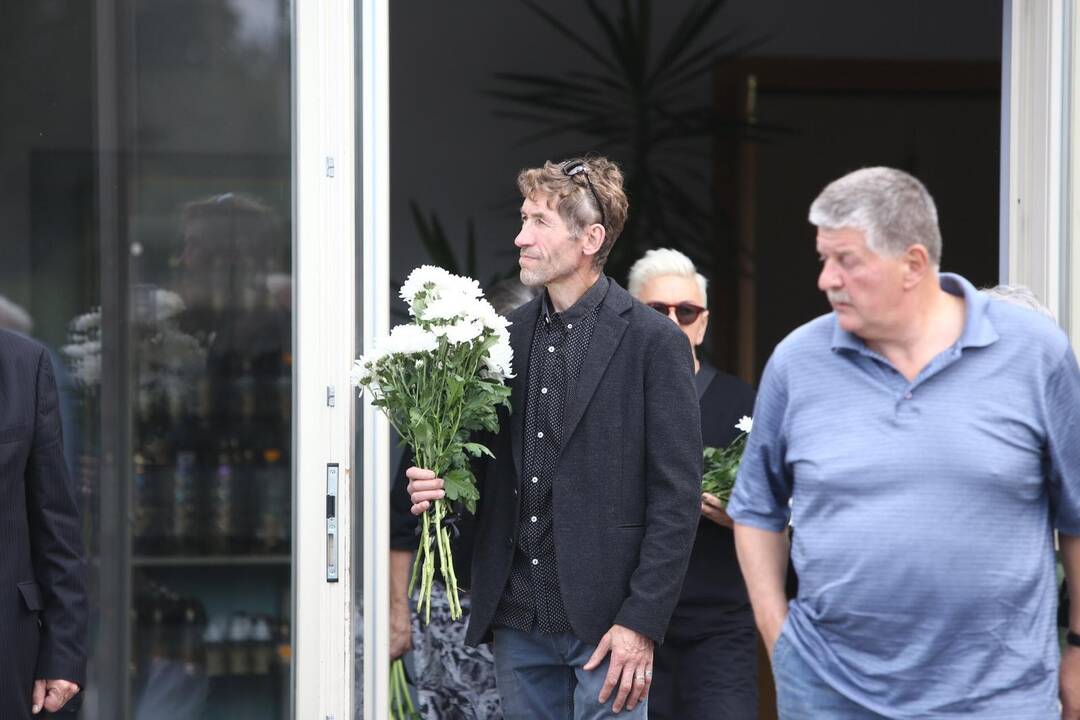 Atsisveikinimas su rašytoju R. Marčėnu