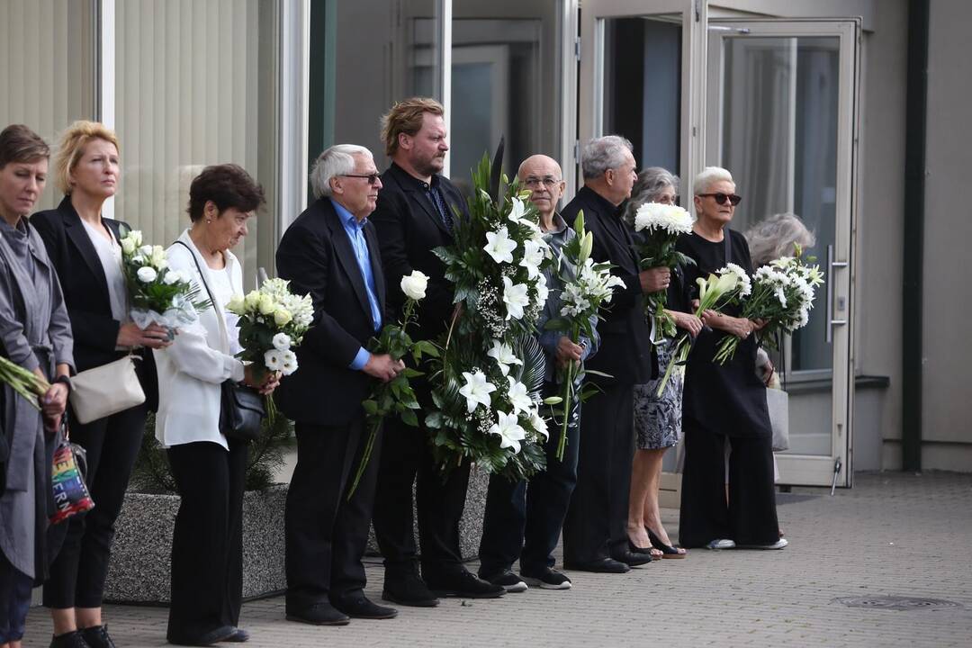 Atsisveikinimas su rašytoju R. Marčėnu