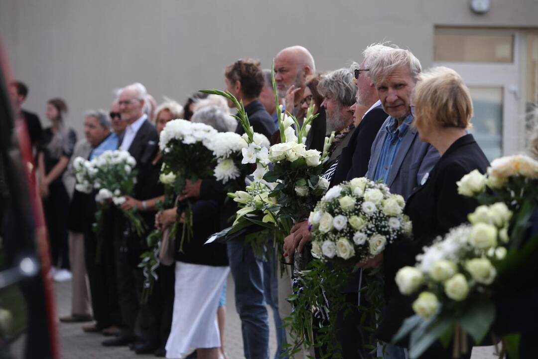 Atsisveikinimas su rašytoju R. Marčėnu