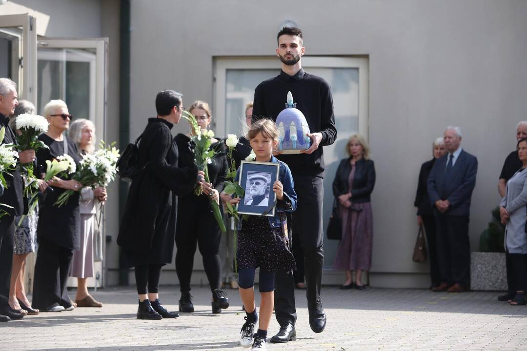 Atsisveikinimas su rašytoju R. Marčėnu