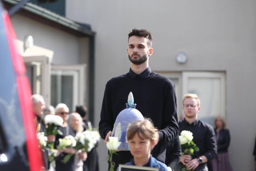 Atsisveikinimas su rašytoju R. Marčėnu
