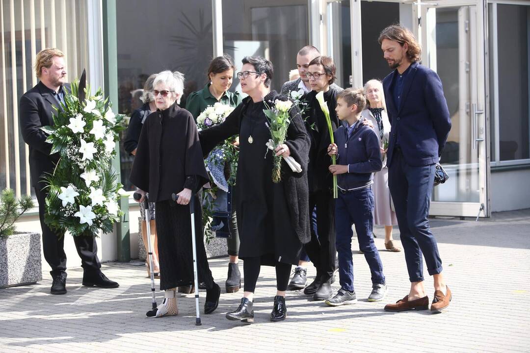Atsisveikinimas su rašytoju R. Marčėnu