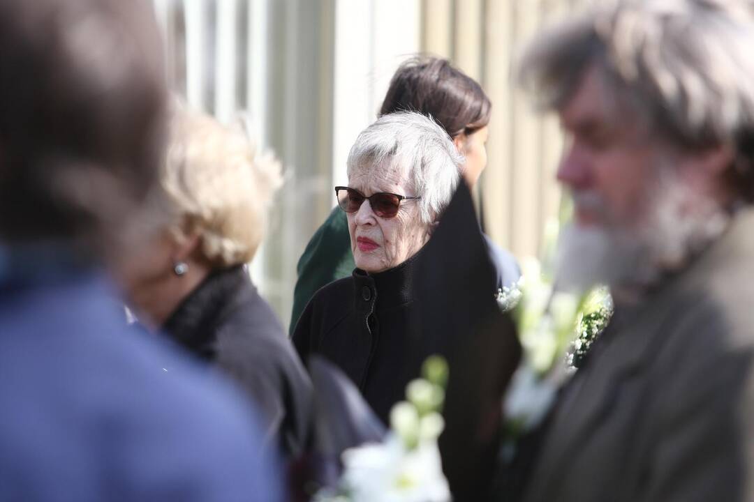 Atsisveikinimas su rašytoju R. Marčėnu