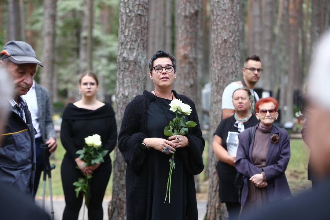 Atsisveikinimas su rašytoju R. Marčėnu