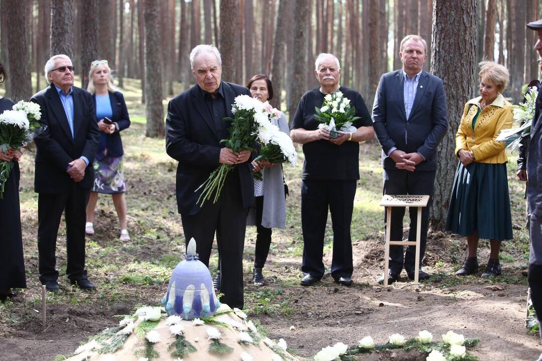 Atsisveikinimas su rašytoju R. Marčėnu