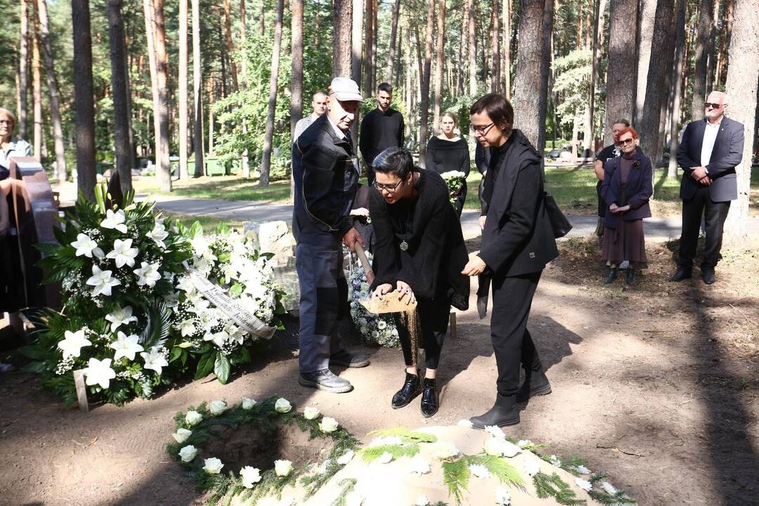 Atsisveikinimas su rašytoju R. Marčėnu