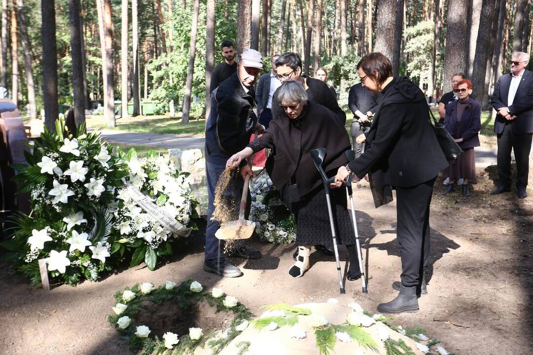 Atsisveikinimas su rašytoju R. Marčėnu