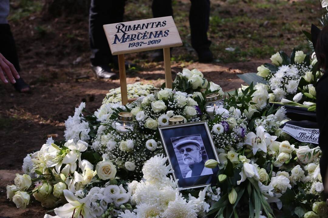 Atsisveikinimas su rašytoju R. Marčėnu
