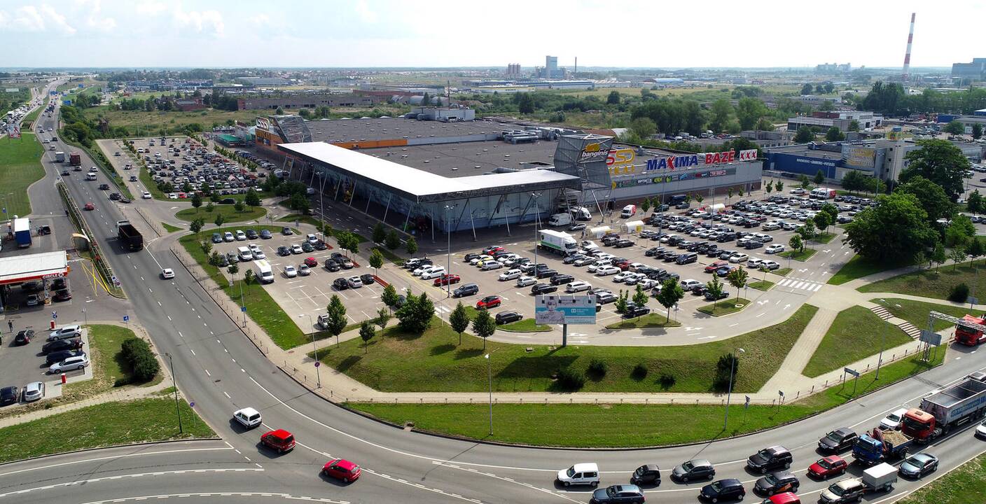 Iš kairės – automobilio OPEL CORSA laimėtoja.