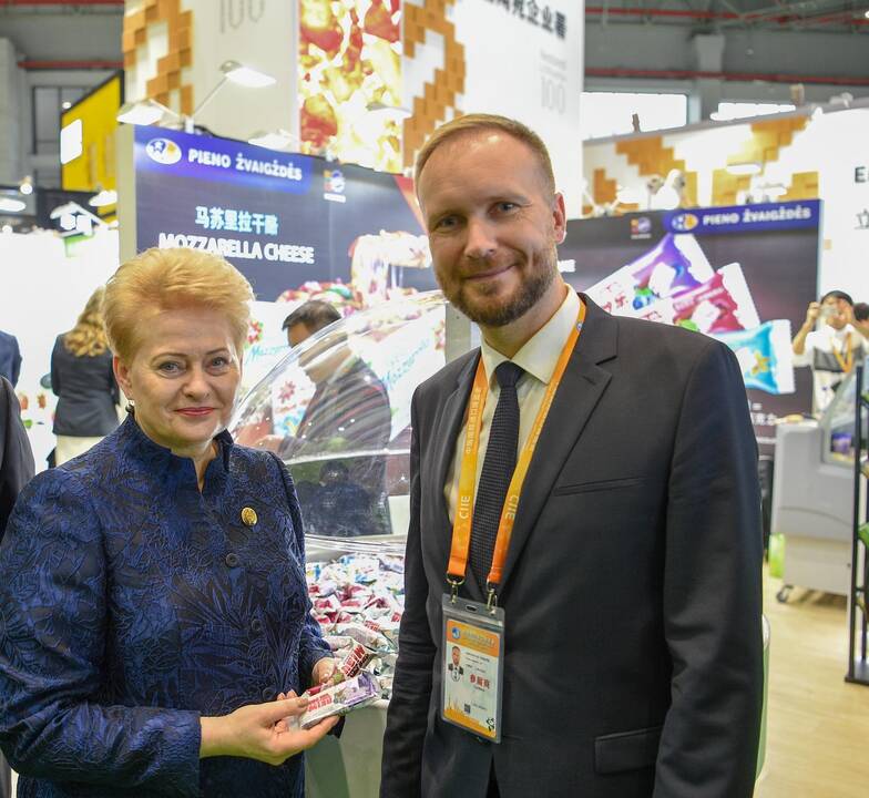 Prezidentė Dalia Grybauskaitė ir „Pieno žvaigždžių“ eksporto direktorius Azijos šalyse Gintautas Žigutis