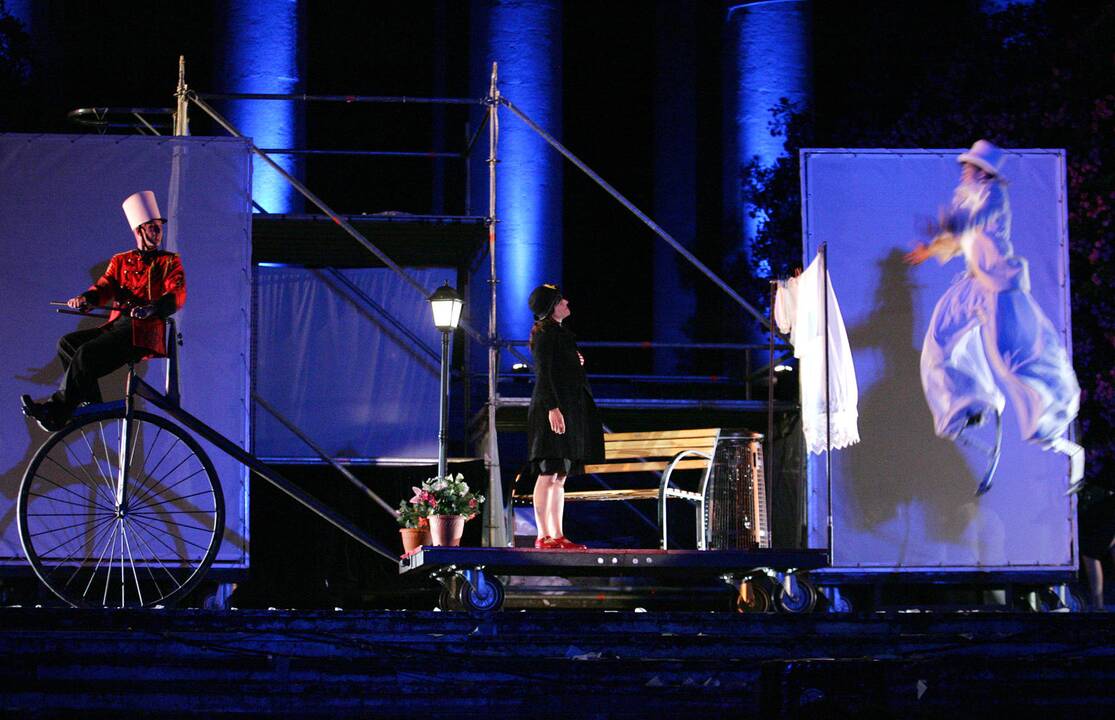 Akimirka iš italų „Ondadurto Teatro“ spektaklio„Felliniana“.