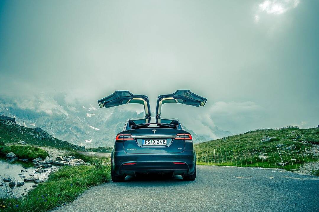„Tesla Model X“ – vienas populiariausių ir įdomiausių elektromobilių rinkoje