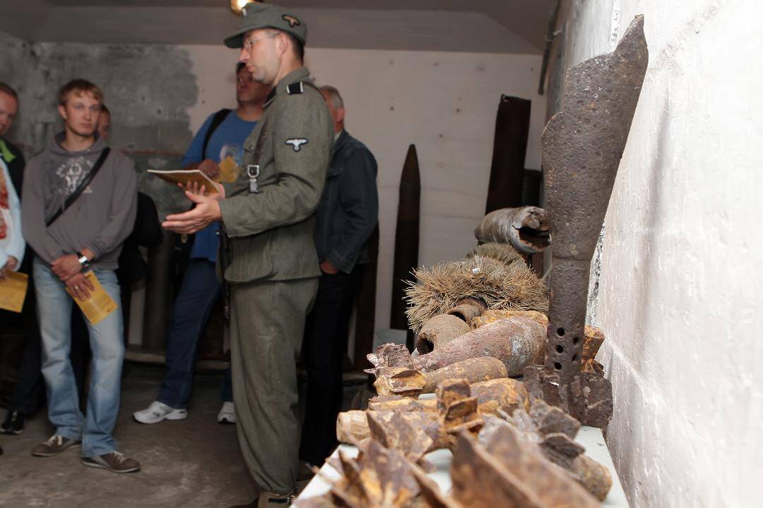 Amunicija: istorinio klubo entuziastai, įtvirtinimo šachtoje radę vokiškų prezervatyvų pakelį, ketina radinį eksponuoti lankytojams.