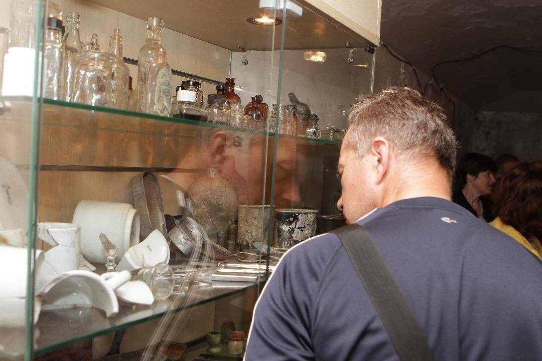 Amunicija: istorinio klubo entuziastai, įtvirtinimo šachtoje radę vokiškų prezervatyvų pakelį, ketina radinį eksponuoti lankytojams.